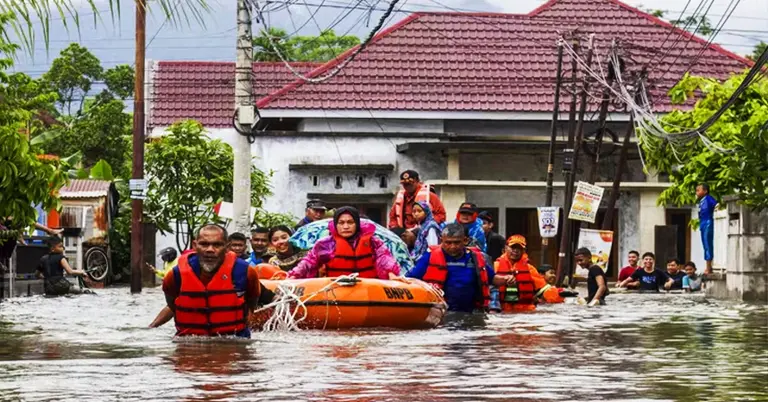ইন্দোনেশিয়ায়  বন্যা পরিস্থিতি